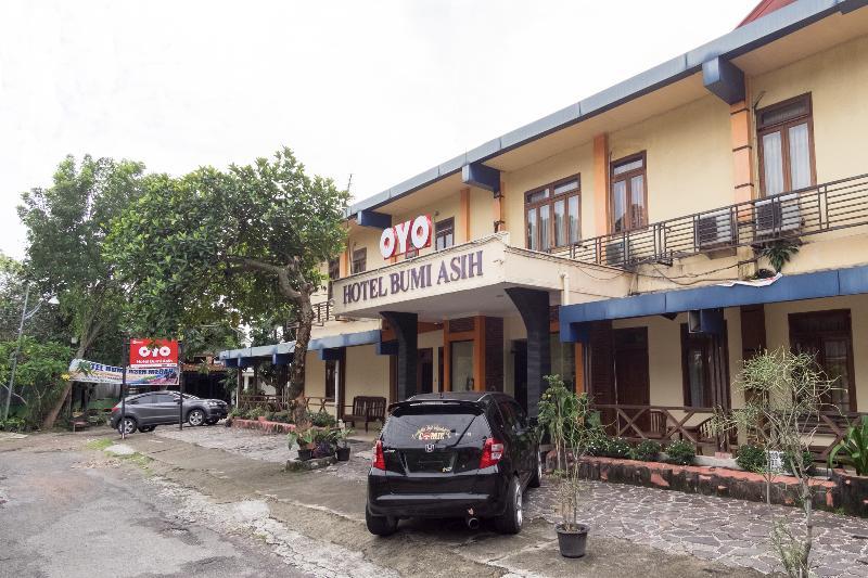OYO 1030 Hotel Bumi Asih Medan Exterior foto